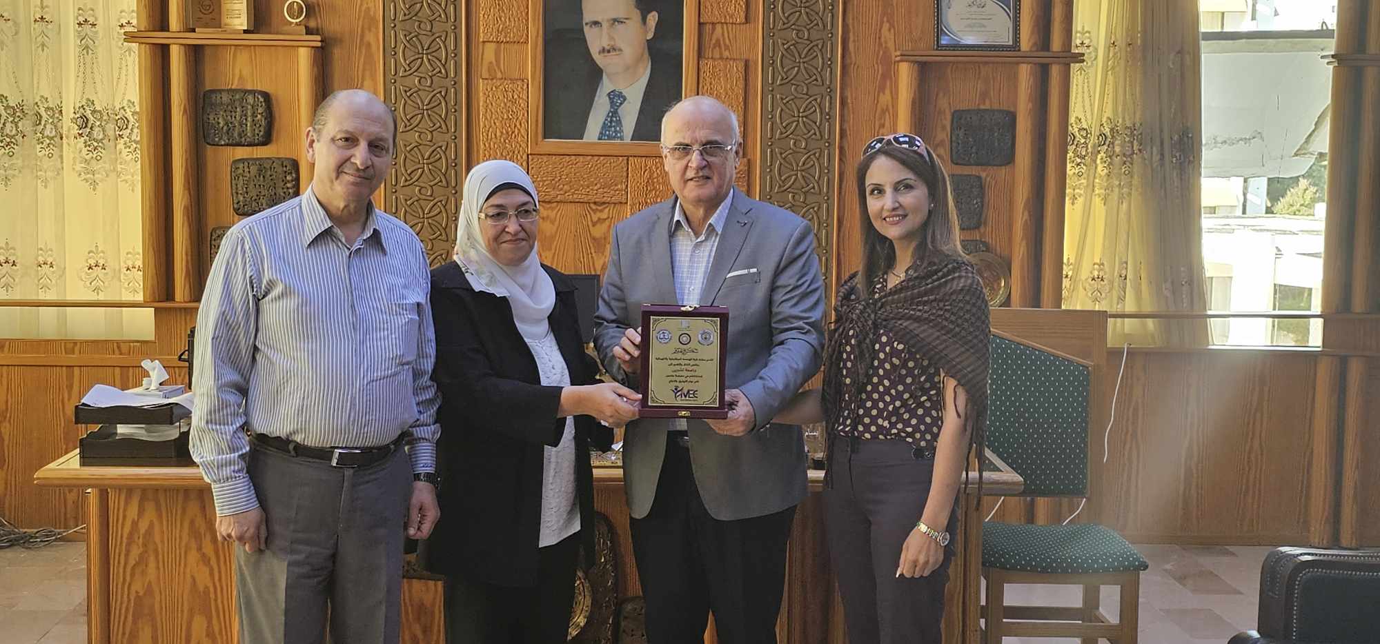 رئيس الجامعة يتسلم درع معرض  كلية الهندسة الميكانيكية و الكهربائية المقام مؤخرا في جامعة دمشق