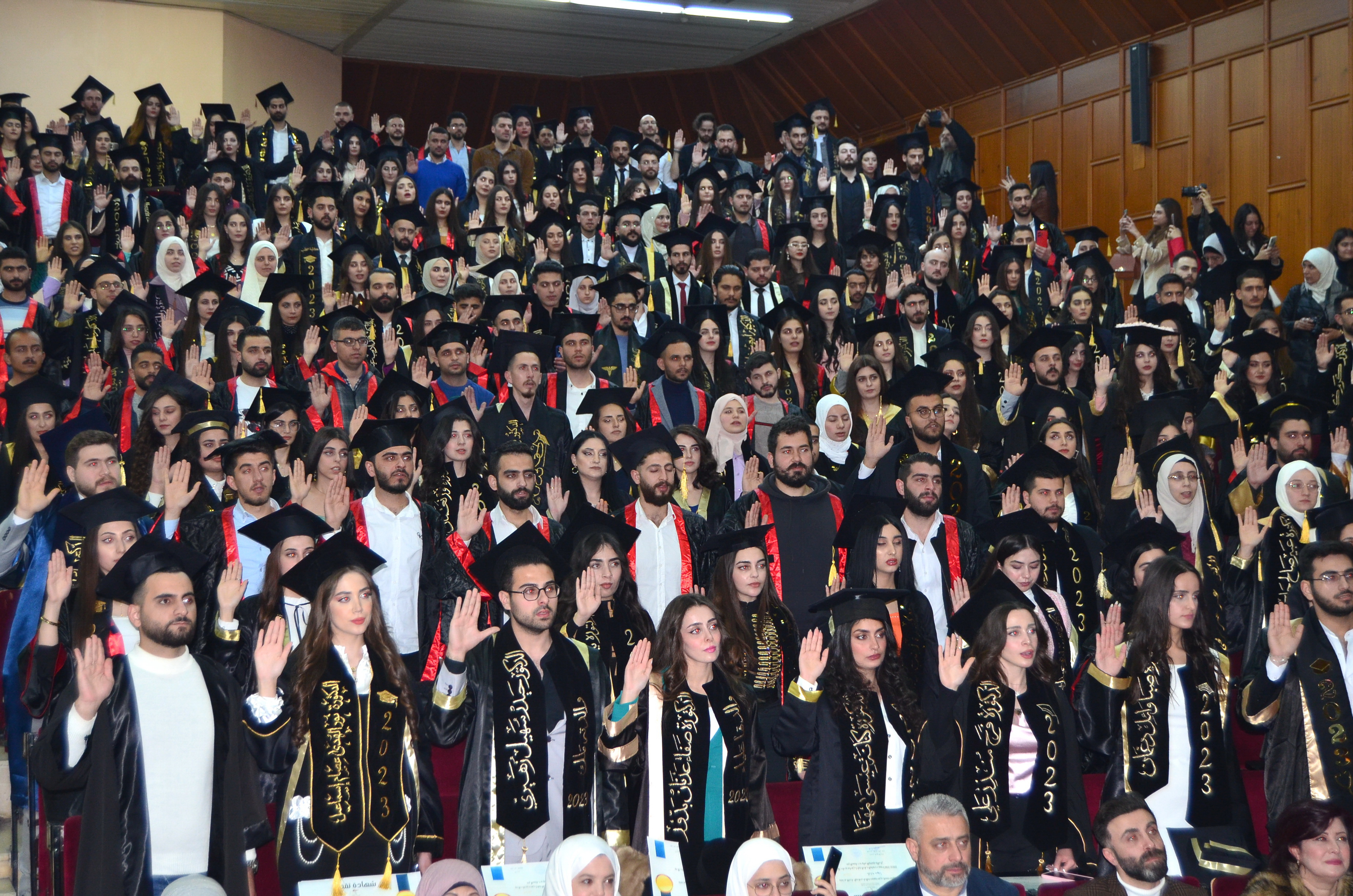 جامعة تشرين تحتفل بتخريج 800 طالب وطالبة من كلية الطب البشري 