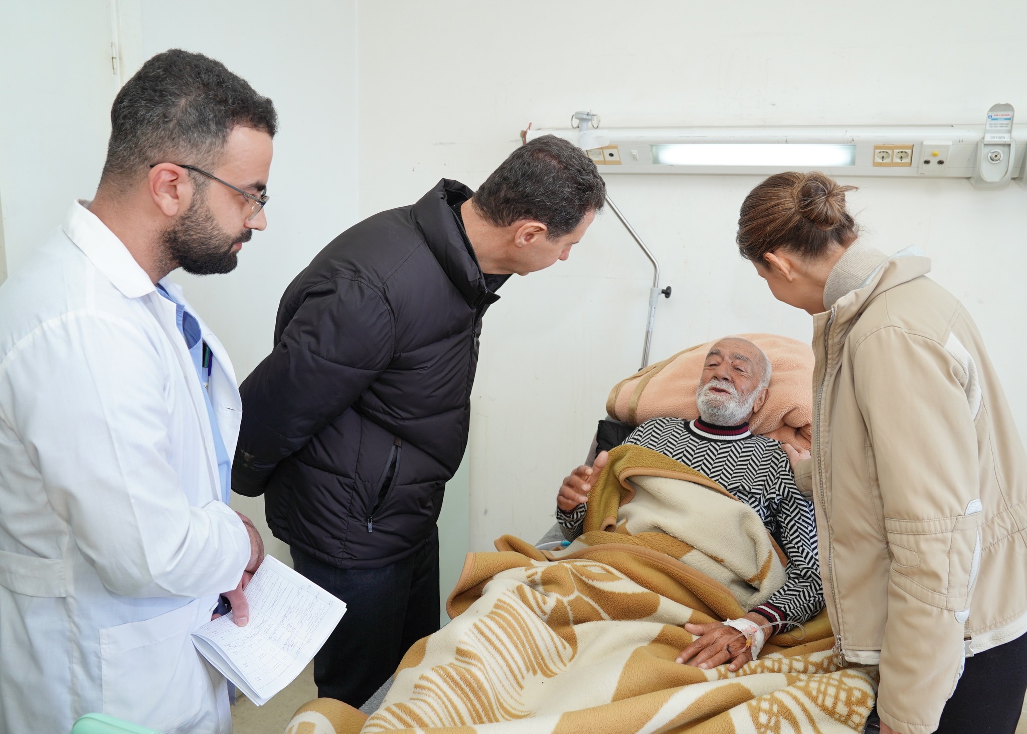 من زيارة السيد الرئيس بشار الاسد والسيدة عقيلته لجرحى الزلزال الذي ضرب اللاذقية في مشفى تشرين الجامعي