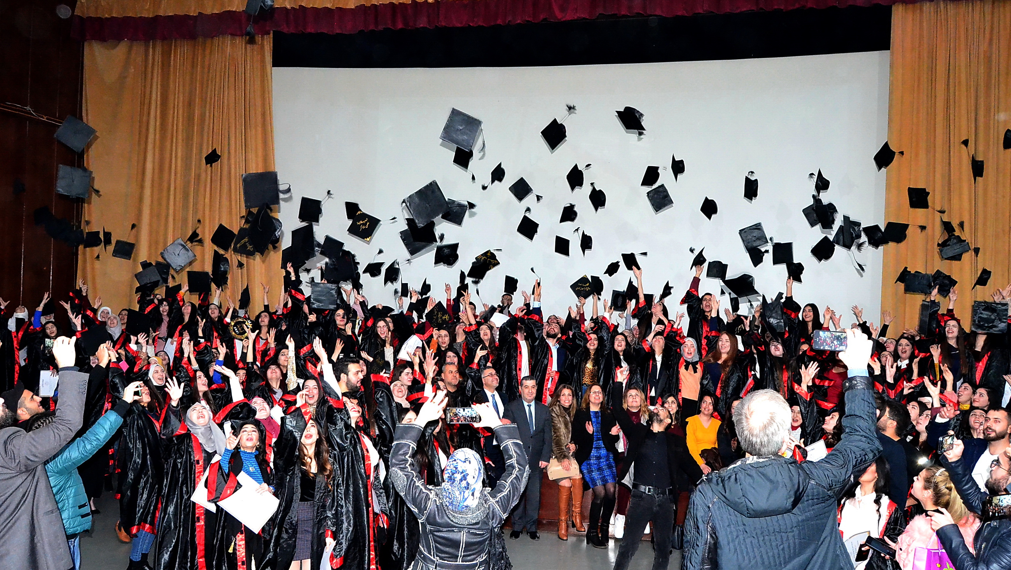جامعة تشرين تحتفل بتخريج 340 طالبا من كلية الصيدلة