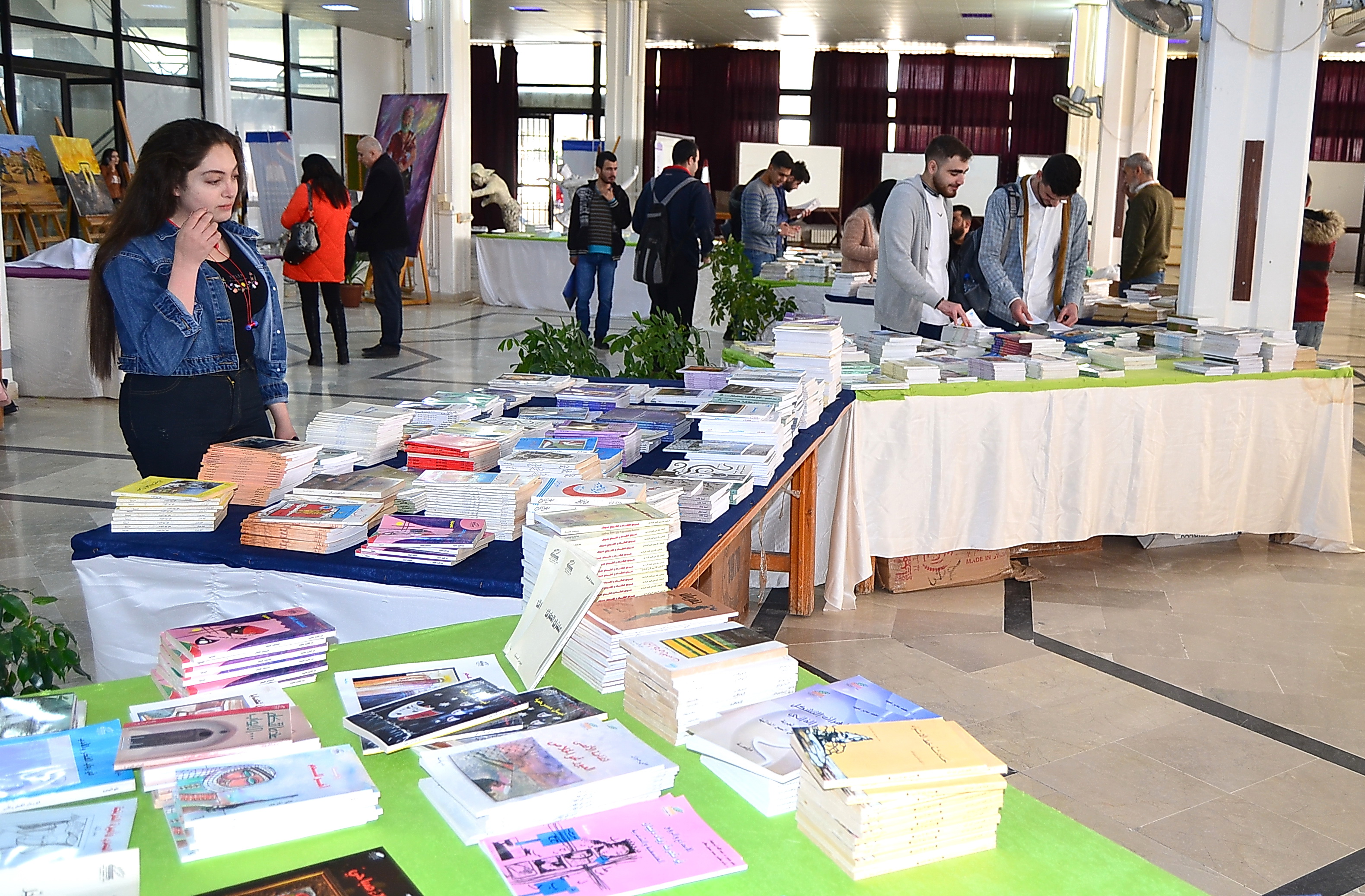 معرض الاعمال اليدوية والتراثية في يومه الثاني بجامعة تشرين