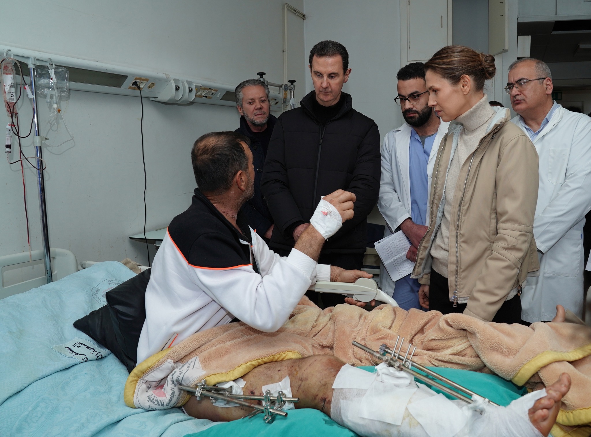 من زيارة السيد الرئيس بشار الاسد والسيدة عقيلته لجرحى الزلزال الذي ضرب اللاذقية في مشفى تشرين الجامعي