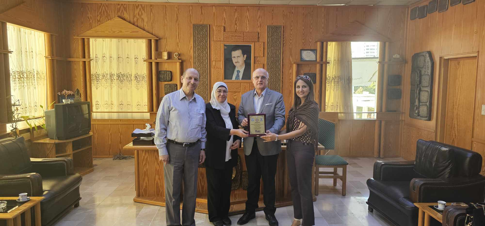 رئيس الجامعة يتسلم درع معرض  كلية الهندسة الميكانيكية و الكهربائية المقام مؤخرا في جامعة دمشق